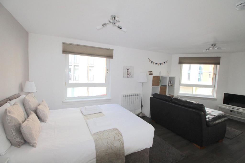 Lochrin Apartments - image 5