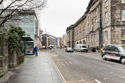 Edinburgh City Center Coady Apartment SLEEPS 5 FREE CAR PARK SPACE - image 6
