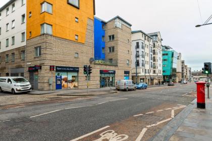 Edinburgh City Center Coady Apartment SLEEPS 5 FREE CAR PARK SPACE - image 7