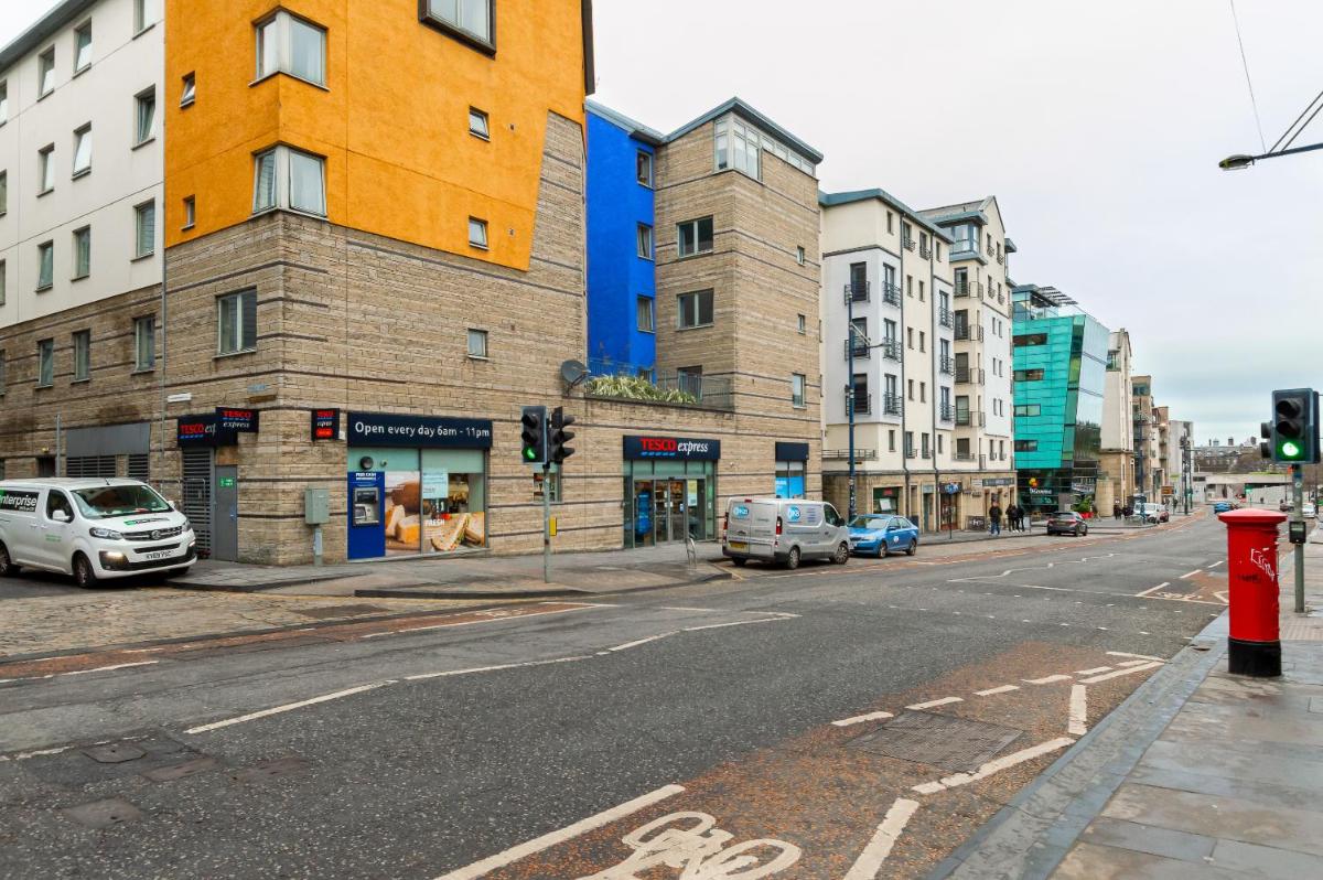 Edinburgh City Center Coady Apartment SLEEPS 5 FREE CAR PARK SPACE - image 7