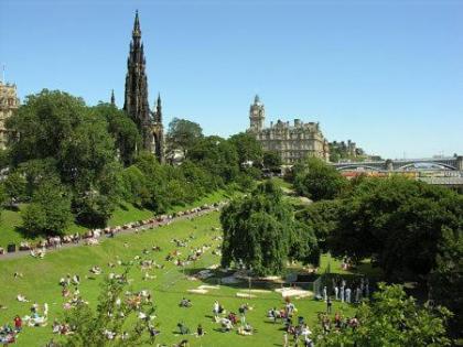 Heart Of Edinburgh City Flat - image 7