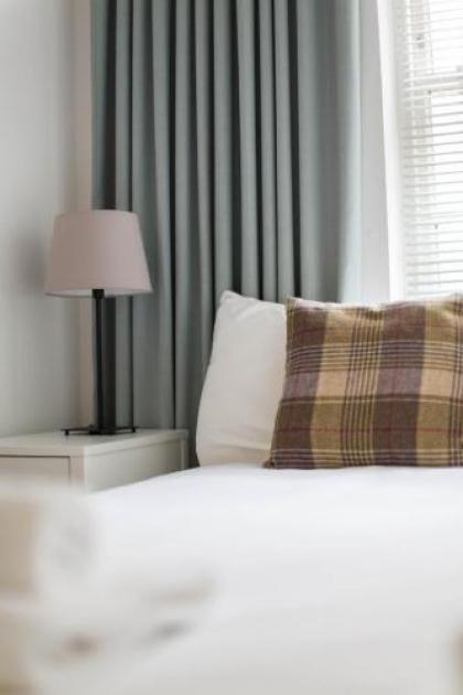 Modern Grassmarket Apartment - image 12