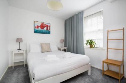 Modern Grassmarket Apartment - image 13