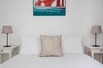 Modern Grassmarket Apartment - image 15