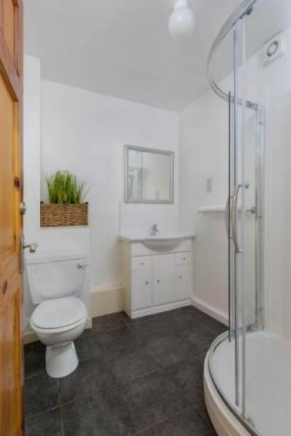 Modern Grassmarket Apartment - image 16