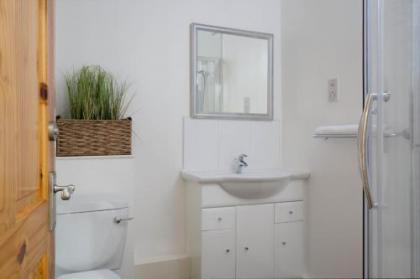 Modern Grassmarket Apartment - image 17