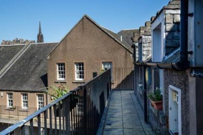 Modern Grassmarket Apartment - image 2