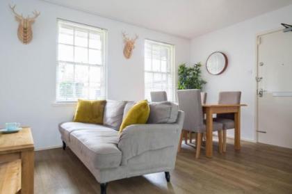 Modern Grassmarket Apartment - image 3