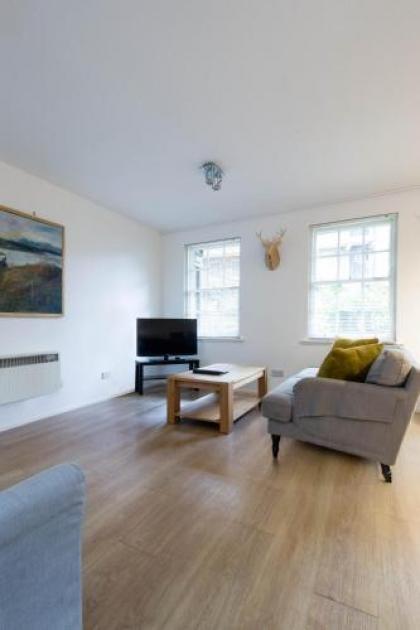 Modern Grassmarket Apartment - image 8