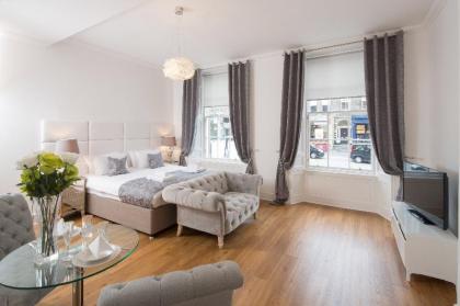 Edinburgh Castle Apartments & Suites - image 1