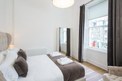 Edinburgh Castle Apartments & Suites - image 12