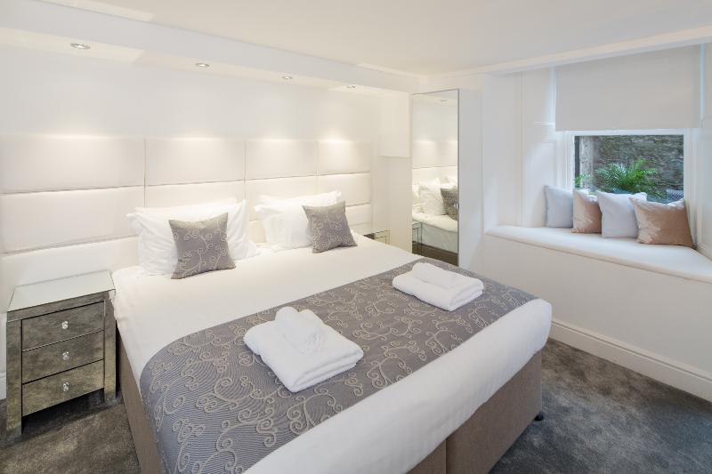Edinburgh Castle Apartments & Suites - image 3