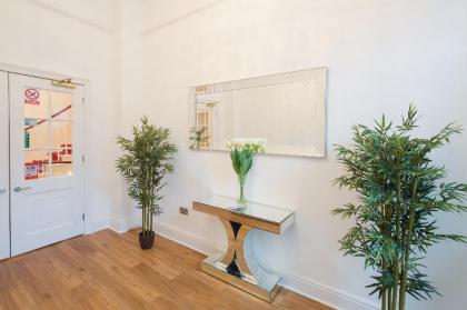 Edinburgh Castle Apartments & Suites - image 5