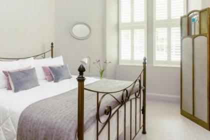 Ramsay Gardens - Grand 4-Bedroom Apartment Next To Castle - image 10