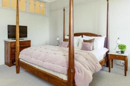 Ramsay Gardens - Grand 4-Bedroom Apartment Next To Castle - image 12