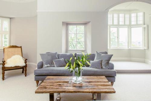 Ramsay Gardens - Grand 4-Bedroom Apartment Next To Castle - image 3