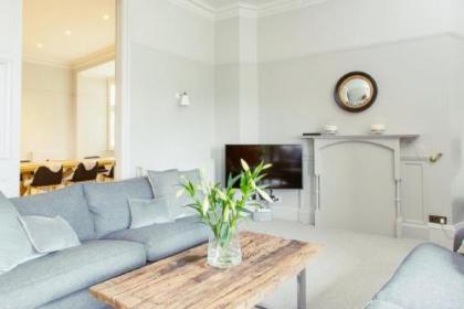 Ramsay Gardens - Grand 4-Bedroom Apartment Next To Castle - image 5