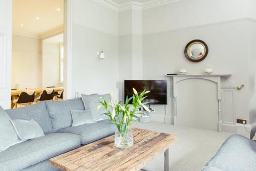 Ramsay Gardens - Grand 4-Bedroom Apartment Next To Castle - image 5