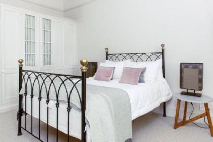 Ramsay Gardens - Grand 4-Bedroom Apartment Next To Castle - image 7