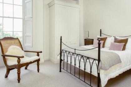 Ramsay Gardens - Grand 4-Bedroom Apartment Next To Castle - image 8