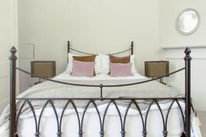 Ramsay Gardens - Grand 4-Bedroom Apartment Next To Castle - image 9