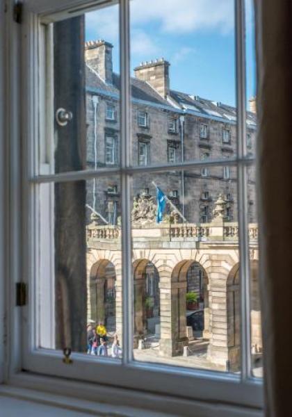 Parliament Sq (apt 10 ) Royal Mile - image 14