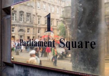Parliament Sq (apt 10 ) Royal Mile - image 16