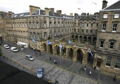 Parliament Sq (apt 10 ) Royal Mile - image 18