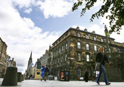 Parliament Sq (apt 10 ) Royal Mile - image 2