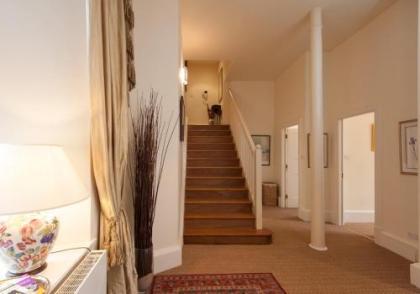 Parliament Sq (apt 10 ) Royal Mile - image 3