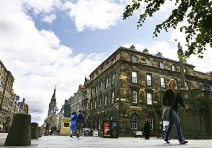 Parliament Sq (apt 3) Royal Mile - image 1