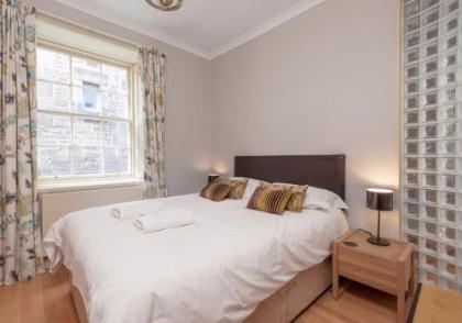 Parliament Sq (apt 3) Royal Mile - image 8