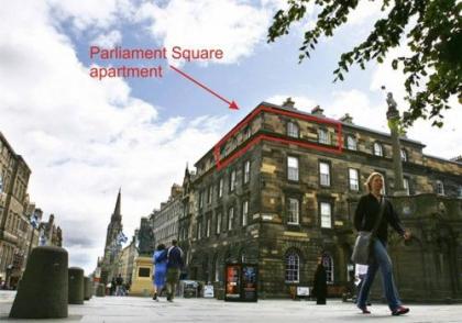 Parliament Sq (apt 15) Royal Mile - image 1