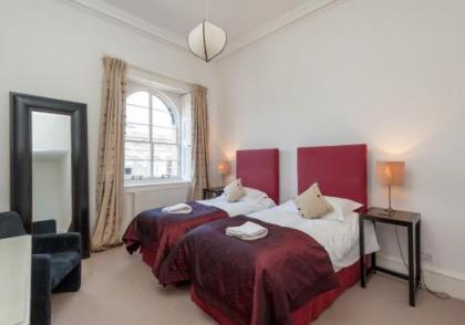 Parliament Sq (apt 15) Royal Mile - image 16