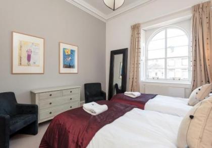 Parliament Sq (apt 15) Royal Mile - image 17