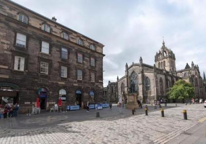 Parliament Sq (apt 15) Royal Mile - image 4