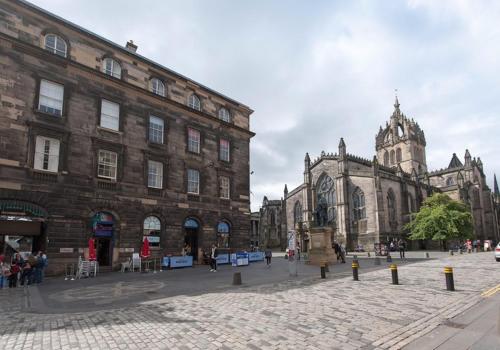 Parliament Sq (apt 15) Royal Mile - image 4