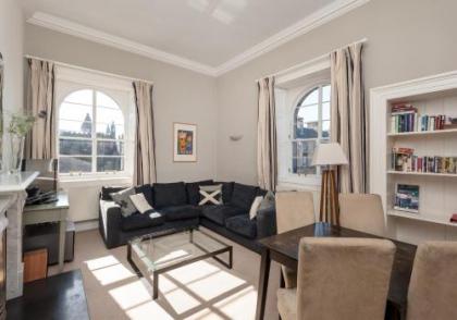 Parliament Sq (apt 15) Royal Mile - image 9