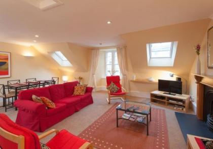 Parliament Sq (apt 5) Royal mile - image 1