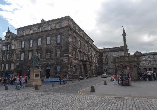 Parliament Sq (apt 5) Royal mile - image 4