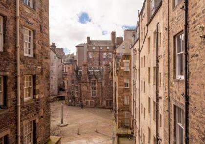 Bank St Royal Mile - image 19