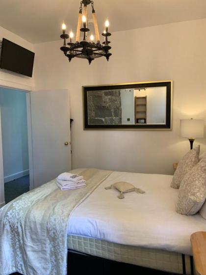 Royal Mile Suites by the Castle - image 18