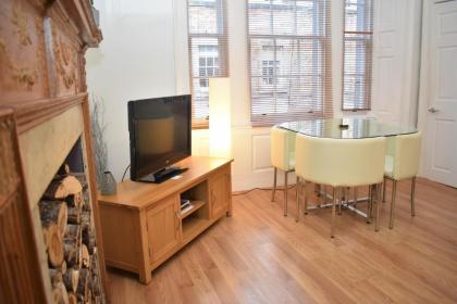 Rose Street - Watchmakers Apartment - image 13