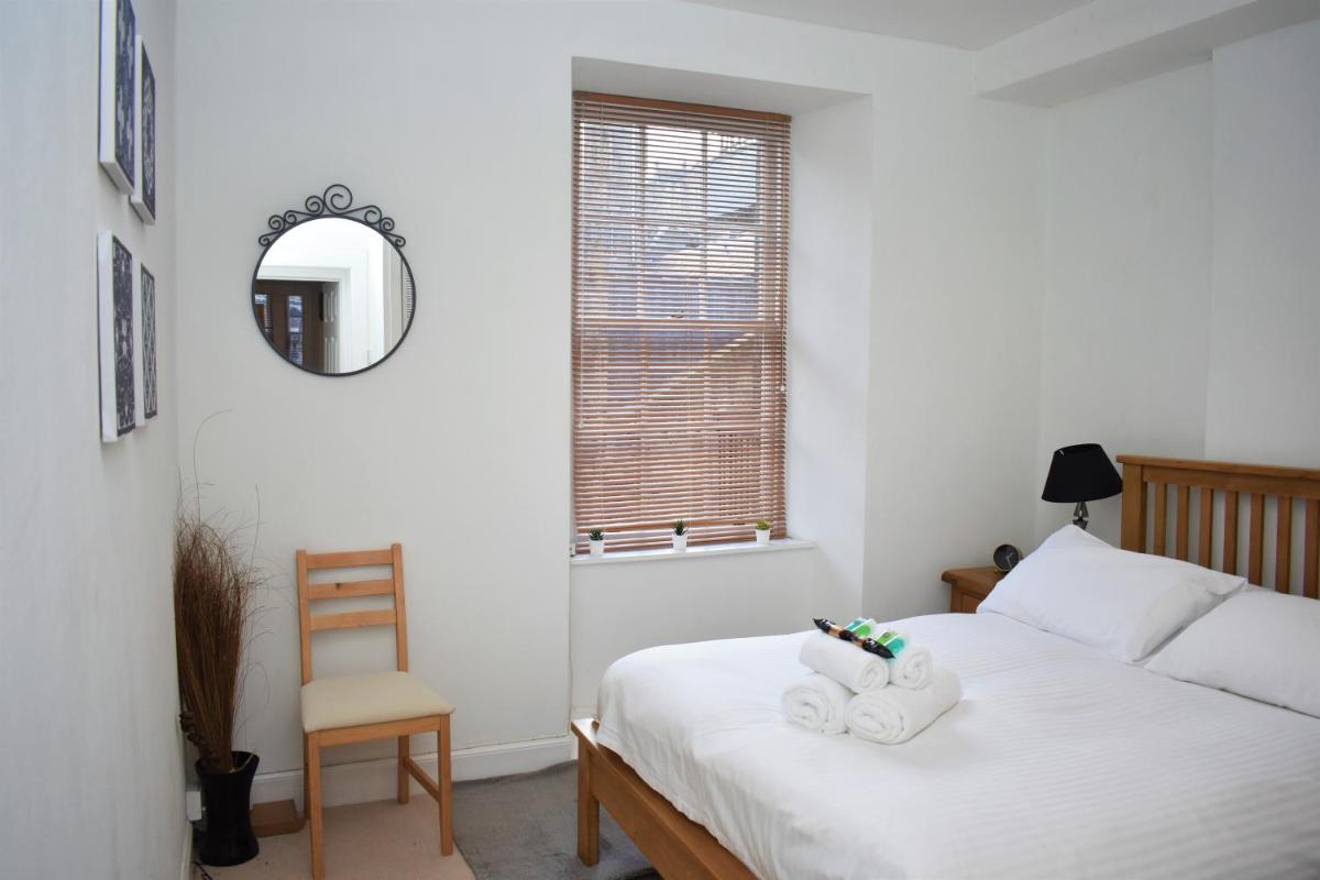 Rose Street - Watchmakers Apartment - image 6