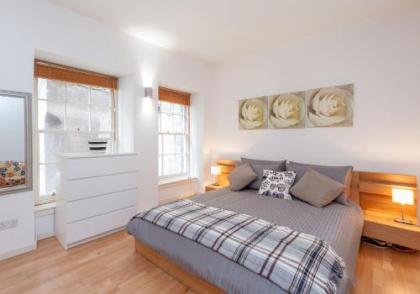 The Edmonstone's Close Residence - image 11
