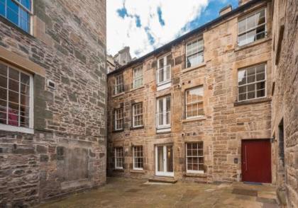 The Edmonstone's Close Residence - image 13