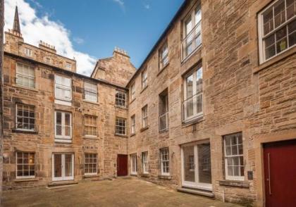 The Edmonstone's Close Residence - image 3