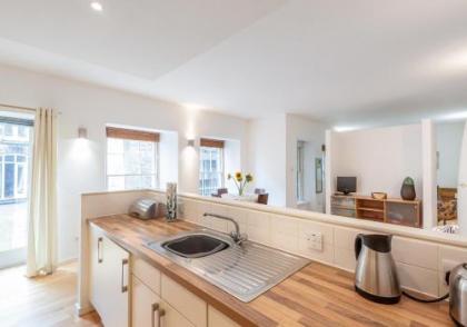 The Edmonstone's Close Residence - image 8