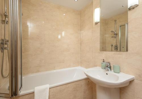 The Holyrood Road Residence - image 3