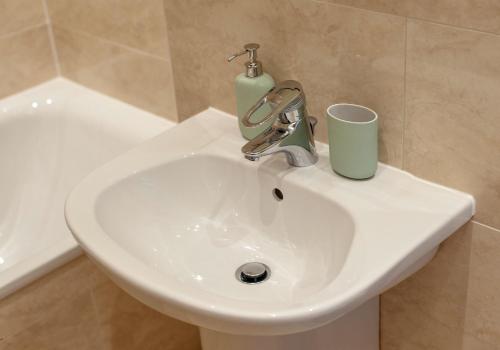 The Holyrood Road Residence - image 7
